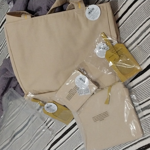 Izzy and Oliver tote,with matching pouch passport book and 2 luggage tags - Picture 7 of 12